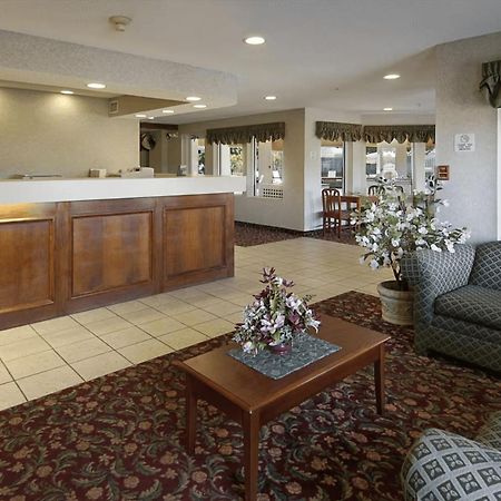 Lakewood Inn & Suites Dowagiac Екстериор снимка