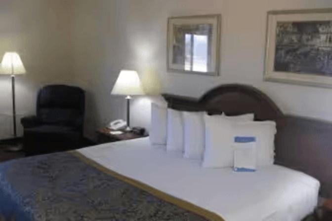 Lakewood Inn & Suites Dowagiac Екстериор снимка
