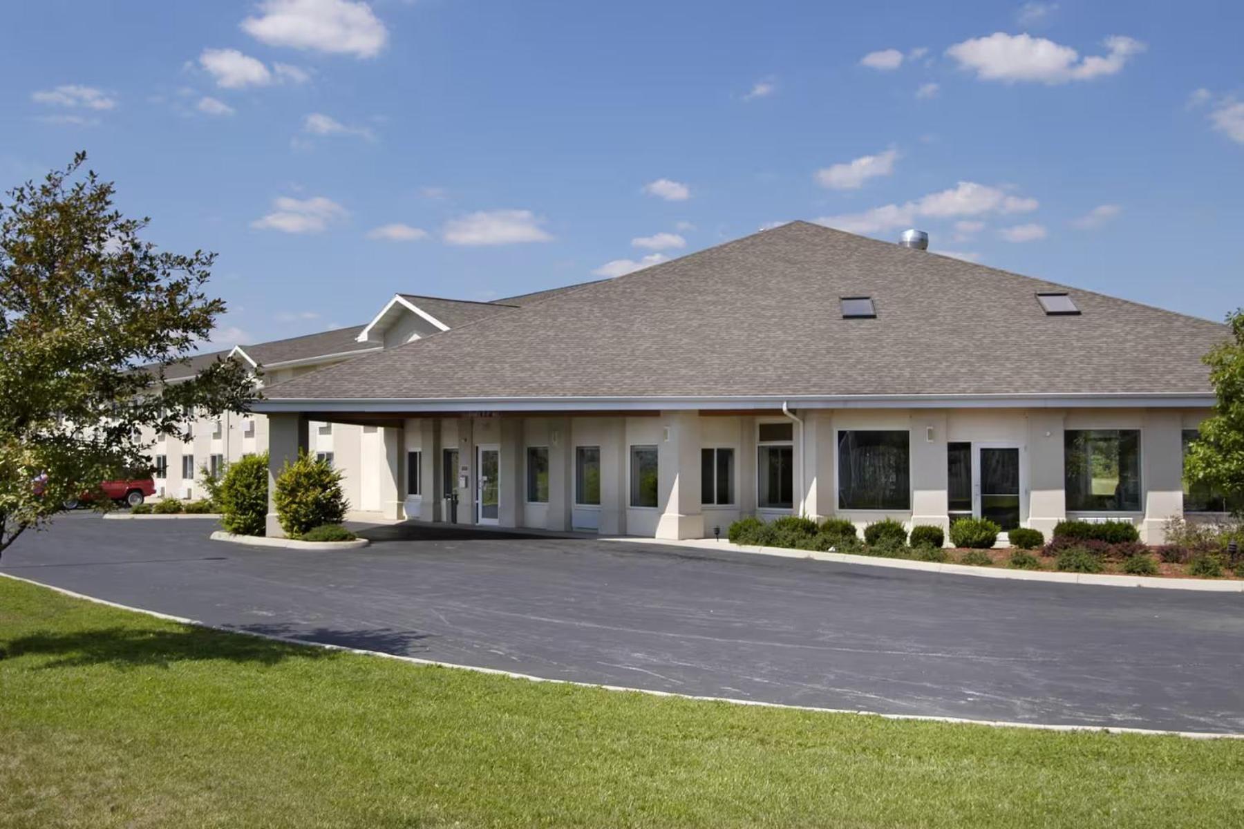 Lakewood Inn & Suites Dowagiac Екстериор снимка