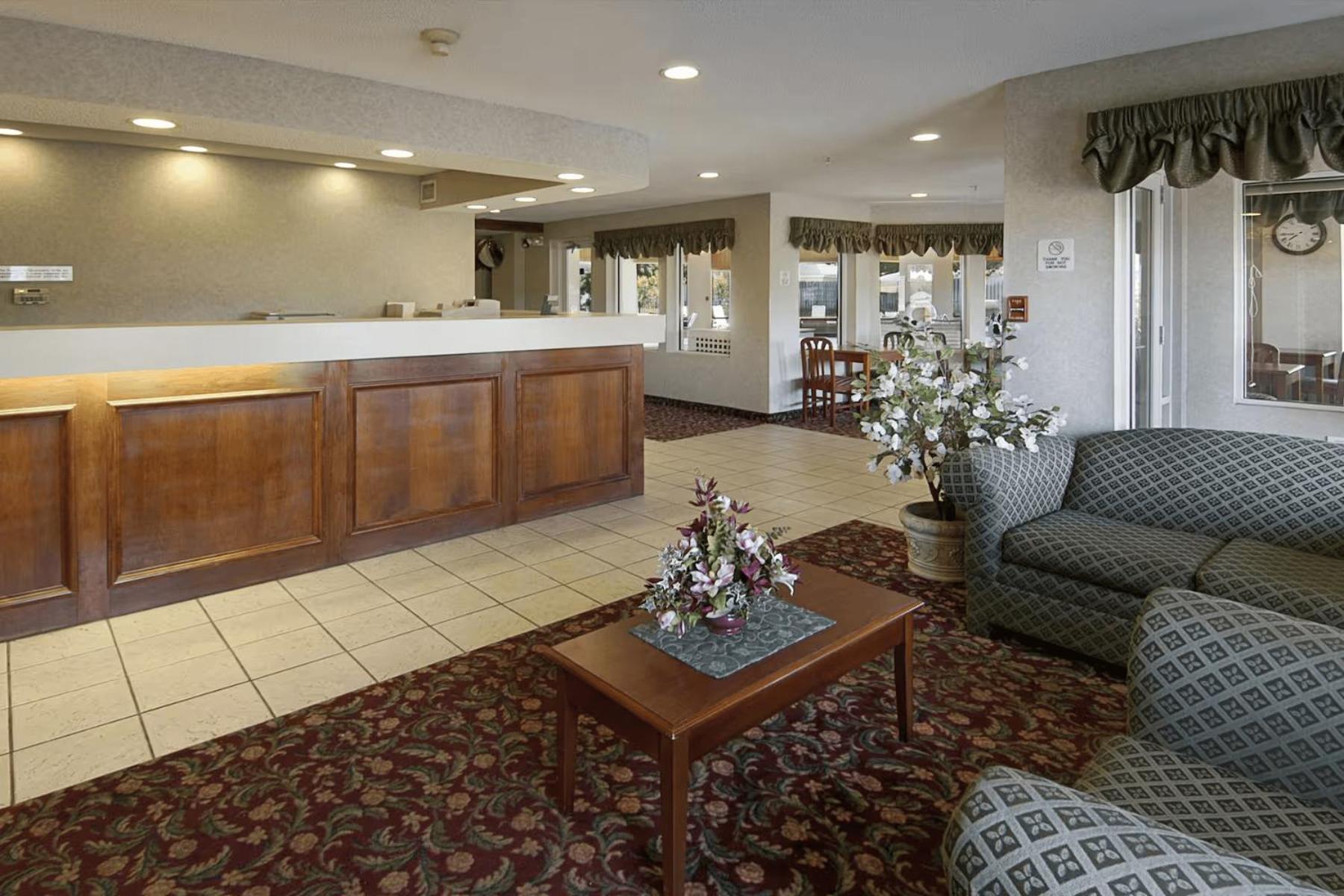 Lakewood Inn & Suites Dowagiac Екстериор снимка