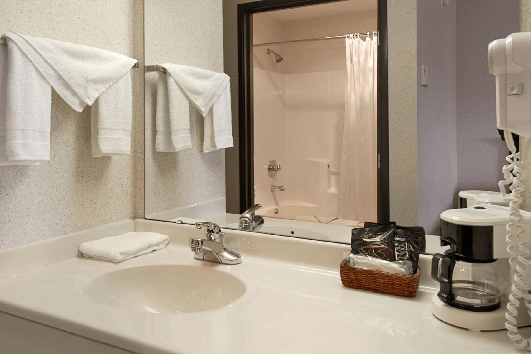 Lakewood Inn & Suites Dowagiac Екстериор снимка